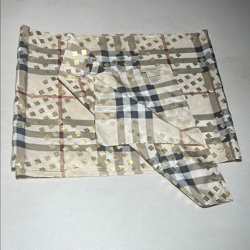 Burberry elegant reversible classic checkered with gold accents